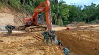 Pembangunan infrastruktur jalan oleh Satgas TNI Manunggal Membangun Desa (TMMD) ke 111 Tahun 2021, yang diselenggarakan Kodim 0911/Nunukan. Foto: istimewa