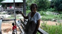 Seorang warga Desa Binusan Dalam, Ibu Johana mengaku sedih dan terharu jika kegiatan TMMD akan berakhir. Foto: pelita.co.id/istimewa