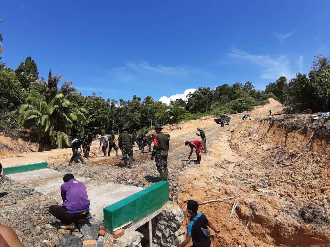 Kegiatan TNI Manunggal Membangun Desa (TMMD) wilayah perbatasan ke 111 oleh Kodim 0911/Nunukan yang dilaksanakan di Desa Persiapan Binusan Dalam RT 11, Nunukan Kalimantan Utara. Foto: pelita.co.id/istimewa