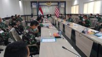 Pangkoarmada III Laksamana Muda TNI Irvansyah memberikan arahan dan penekanan singkat kepada para pejabat utama Koarmada III sebagai pedoman dalam melaksanakan tugas. Foto: Dispen Koarmada III