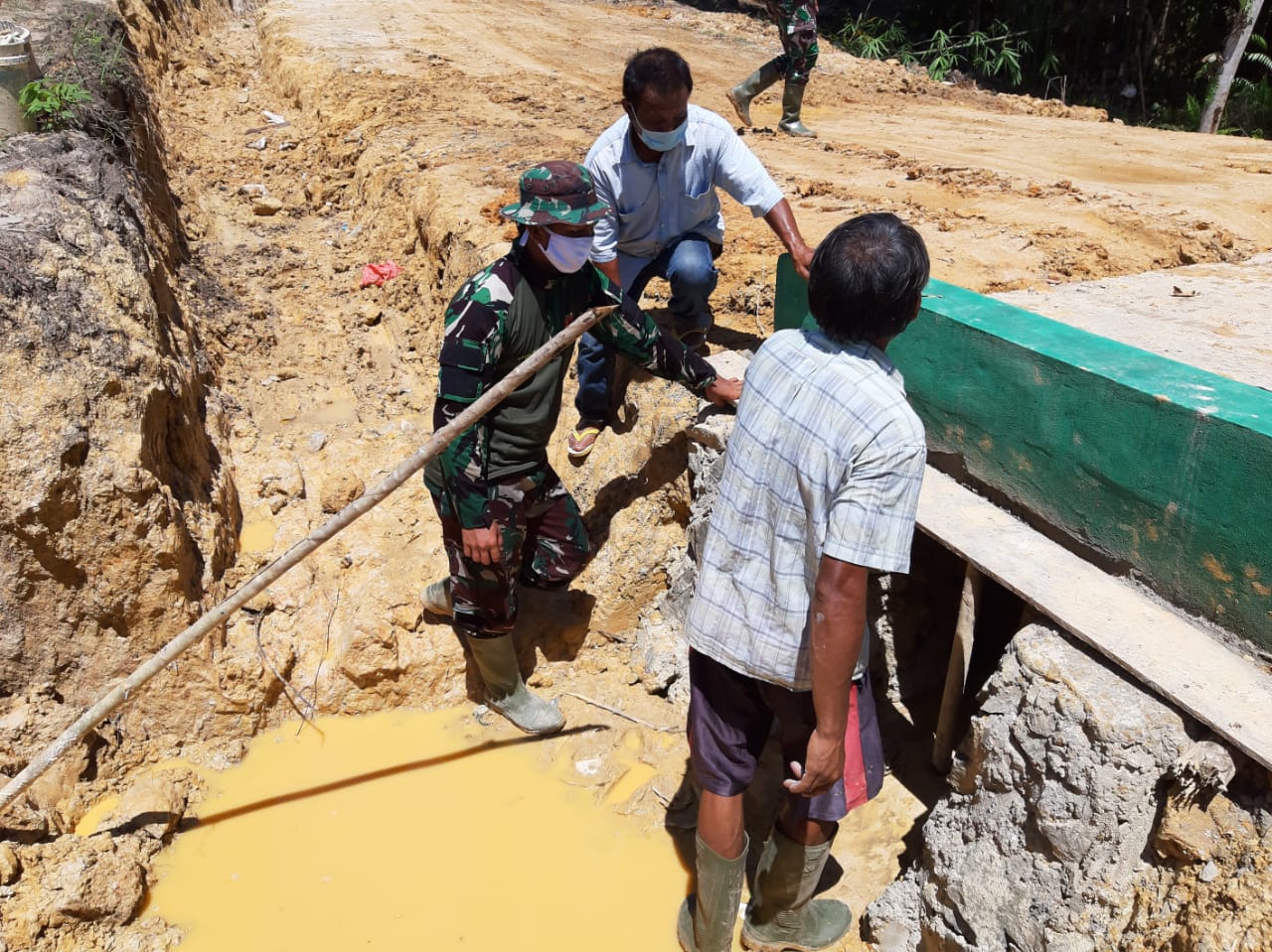Kegiatan TNI Manunggal Membangun Desa (TMMD) wilayah perbatasan ke 111 oleh Kodim 0911/Nunukan yang dilaksanakan di Desa Persiapan Binusan Dalam RT 11, Nunukan, Kalimantan Utara. Foto: pelita.co.id/istimewa