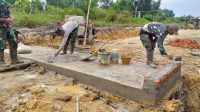 Pengerjaan pembangunan plat duiker oleh Satgas TNI Manunggal Membangun Desa (TMMD) Wilayah Perbatasan ke 111 Tahun 2021, yang diselenggarakan Kodim 0911/Nunukan di Desa Binusan Dalam, Nunukan, Kalimantan Utara. Foto: pelita.co.id/istimewa