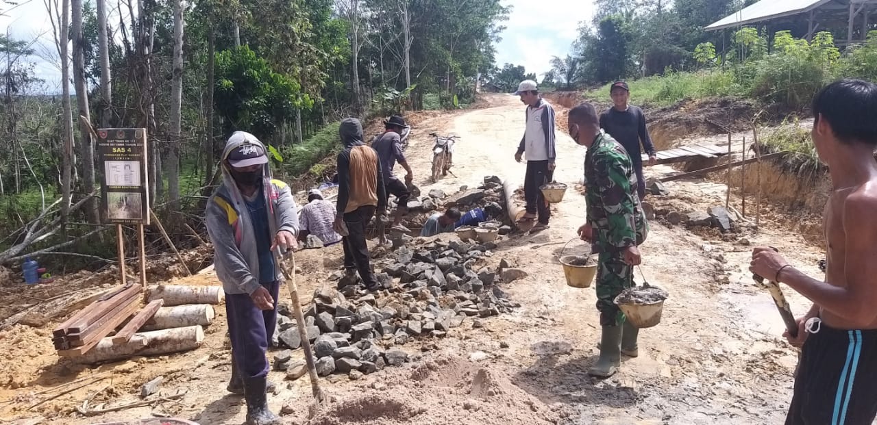 Personel Satgas TMMD bersama warga memanfaatkan waktu dan cuaca menyelesaikan infrastruktur fisik. Foto: istimewa