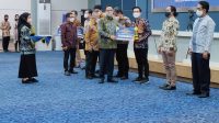 Gubernur DKI Jakarta Anies Rasyid Baswedan menyerahkan penghargaan kepada para pemenang lomba karya jurnalistik Mohammad Husni Thamrin ke-47. Foto: Dok. PWI Jaya