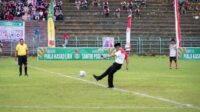 Pangdam XVI/ Pattimura, Mayjen TNI Richard Tampubolon, membuka Liga Santri PSSI tahun 2022, di Lapangan Mandala Remaja, Karang Panjang, Ambon. Foto: Pendam XVI/Pattimura