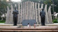 Sebutkan tiga orang tokoh pendiri negara! Tiga orang tokoh pendiri negara, yaitu Ir. Soekarno, Mohammad Hatta dan Dr. K.R.T. Radjiman Wedyodiningrat