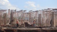 Worker house construction, demand for housing is predicted to continue to grow in the post-pandemic. Foto: Mufid Majnun