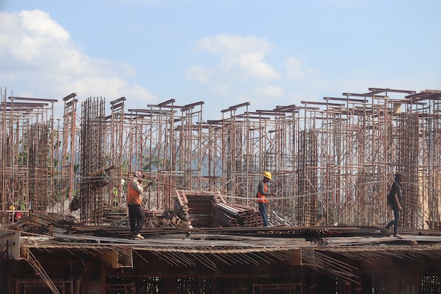 Worker house construction, demand for housing is predicted to continue to grow in the post-pandemic. Foto: Mufid Majnun
