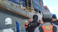 Personel Stasiun Bakamla Aceh bersama Tim SAR Gabungan mengevakusi ABK kapal MV. Herta bendera Portugal di Perairan Selat Benggala Aceh Besar. Foto: Humas Bakamla RI/Kapten Bakamla Yuhanes Antara, S. Pd