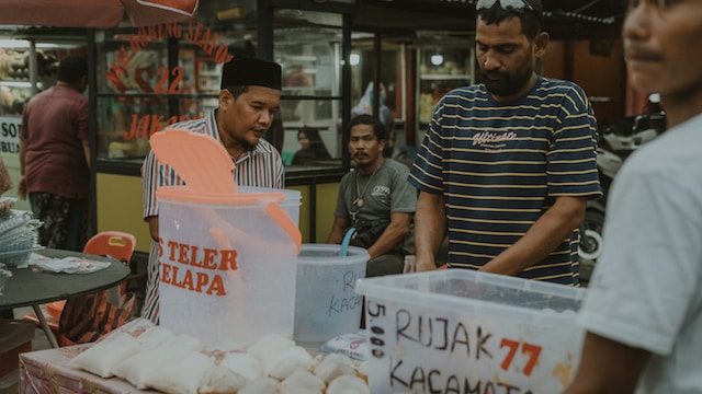 Pembeli makanan untuk berbuka puasa. Foto: Unsplash/Umar Ben