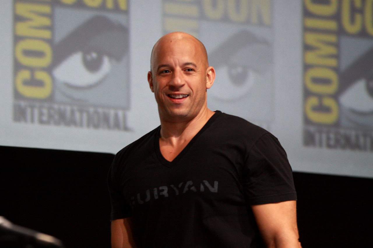 Aktor Vin Diesel pada acara San Diego Comic Con International di San Diego Convention Center in San Diego, California, USA. Foto: Gage Skidmore Sinopsis film xXx mengikuti perjalanan Xander Cage (diperankan oleh Vin Diesel), seorang pembalap jalanan yang terampil dan pemberontak yang dijebak oleh agen pemerintah Amerika Serikat, Augustus Gibbons (diperankan oleh Samuel L. Jackson), untuk bergabung dengan program rahasia yang dikenal sebagai "xXx".