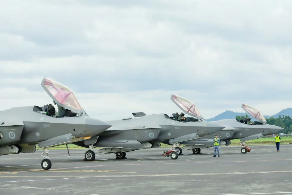 Delegasi utama Angkatan Udara Australia (RAAF) yang terdiri dari tiga pesawat F-35A, satu C-17 dan satu KC30 telah mendarat di Lanud Sam Ratulangi (SRI) Manado, Sulawesi Utara pada Jumat, (15/9/2023). Foto: Dispenau