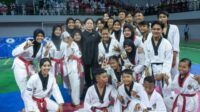 Ketua DPR RI, Puan Maharani foto bersama atlet-atlet taekwondo usai meresmikan gedung olahraga (GOR) Bung Karno di Kabupaten Sukoharjo, Jawa Tengah pada Kamis (11/1/2024). Foto : Ist/Man
