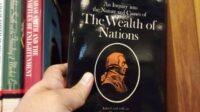Buku 'The Wealth of Nations' karya Adam Smith. Foto: pelita.co.id/Mulyono Sri Hutomo