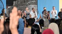 Presiden Joko Widodo menyerahkan bantuan beras cadangan pangan pemerintah kepada keluarga penerima manfaat (KPM) pada Jumat, 16 Februari 2024, di Gudang Bulog Cibitung, Kabupaten Bekasi, Provinsi Jawa Barat. Foto: BPMI Setpres/Vico