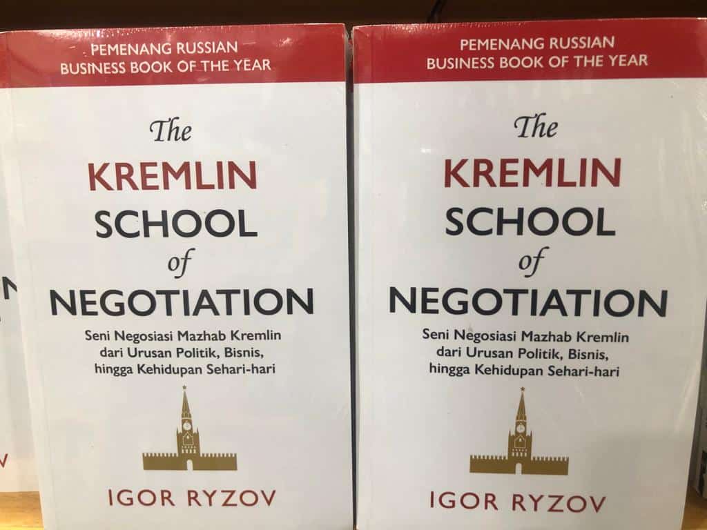 Buku The Kremlin School of Negotiation karya Igor Ryzov. Foto: pelita.co.id/Mulyono Sri Hutomo