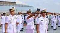Letkol Laut (P) Edi Herdiana menjabatan Komandan KRI dr. Wahidin Sudirohusodo-991 dalam suatu upacara Serah Terima Jabatan yang dipimpin oleh Komandan Satuan Kapal Bantu (Dansatban) Koarmada III Kolonel Laut (P) Kolonel Laut (P) Arif Prasetyo Irbiyanto, S.E., yang dilaksanakan diatas Hanggar Heli KRI dr. Wahidin Sudirohusodo-991 yang sedang sandar di Dermaga Dok Semarang PT PAL Surabaya, pada Jumat (26/4/2024). Foto: Dispen Koarmada III/ Kolonel Laut (KH) R Doni Kundrat