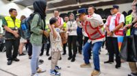 Menteri Perhubungan, Budi Karya Sumadi mengecek pergerakan penumpang dan pesawat pada masa arus balik di Bandara Soekarno-Hatta, pada Jumat, (12/4/2024). Foto: Dok. Kemenhub