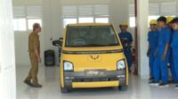 Presiden Joko Widodo mengirim mobil listrik untuk praktek belajar siswa SMK Negeri 1 Rangas, Kabupaten Mamuju, Provinsi Sulawesi Barat pada Selasa lalu (23/4/2024). Foto: BPMI Setpres