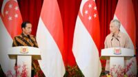Presiden Joko Widodo dan Perdana Menteri (PM) Singapura Lee melakukan pernyataan pers bersama usai pertemuan bilateral di Istana Kepresidenan Singapura, pada Kamis, 16 Maret 2023. Foto: BPMI Setpres/Laily Rachev
