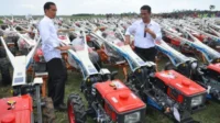 Presiden Jokowi dan Menteri Pertanian Amran Sulaiman di antara ribuan unit traktor. Foto: Humas Setkab/ES