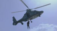 Air Crew Helikopter AS 565 MBe Panther HS-1305 beserta KRI Diponegoro-365 yang tergabung dalam Satuan Tugas (Satgas) Maritime Task Force (MTF) TNI Konga XXVIII-O/UNIFIL melaksanakan latihan Evakuasi Medis Udara (EMU) yabg digelar di Port of Beirut, Lebanon pada Jumat, (19/4/2924). Foto: Dispenal