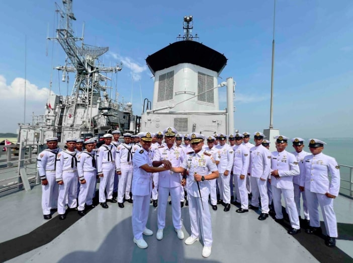 Komandan Satuan Kapal Eskorta Koarmada III, Kolonel Laut (P) Binsar A. S. Sitorus, S.E., memimpin upacara serah terima jabatan KRI Fatahillah-361 dari pejabat lama Letkol Laut (P) Rivo De Havilland, M.Tr.Opsla. kepada Letkol Laut (P) Abdiyan Syaiful Hidayat, S.E., M.Tr.Opsla di Dermaga Semampir Timur bagian Barat, Ujung, Surabaya, Jawa Timur pada Kamis, (26/9/2024). Foto: Dispen Koarmada III/Letkol Laut (S) Ajik S., S.E.