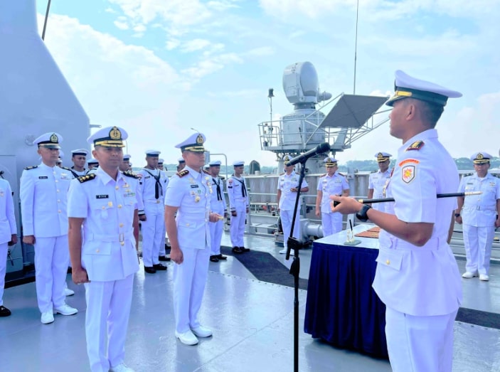 Komandan Satuan Kapal Eskorta Koarmada III, Kolonel Laut (P) Binsar A. S. Sitorus, S.E., memimpin upacara serah terima jabatan KRI Fatahillah-361 dari pejabat lama Letkol Laut (P) Rivo De Havilland, M.Tr.Opsla. kepada Letkol Laut (P) Abdiyan Syaiful Hidayat, S.E., M.Tr.Opsla di Dermaga Semampir Timur bagian Barat, Ujung, Surabaya, Jawa Timur pada Kamis, (26/9/2024). Foto: Dispen Koarmada III/Letkol Laut (S) Ajik S., S.E.