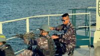 KRI Balongan-908 yang berada di bawah kendali operasi (BKO) Guskamla Koarmada III menggelar latihan menembak perorangan di Laut Pasifik, tepatnya 20 mil laut di utara Tanjung Waimak pada Selasa, (19/8/2025). Foto: istimewa