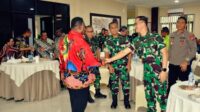 Komando Armada (Koarmada) III menghadiri kegiatan Silaturahmi Parade Nusantara Forkopimda Papua Barat Daya bersama tokoh masyarakat yang digelar di Aula Makorem 181/PVT, Kota Sorong pada Kamis, (28/8/2025). Foto: Dispen Koarmada III