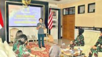 Prajurit Korps Wanita TNI Angkatan Laut (Kowal) yang bertugas di wilayah Sorong mendapat pembekalan langsung dari Pabandya Pembinaan Kowal, Letkol Laut (KH/W) Melda Suliswari, S.T., M.Tr.Ap., di Pacific Room Mako Koarmada III, Katapop, Kabupaten Sorong, pada Kamis, (14/8/2025). Foto: Dispen Koarmada III