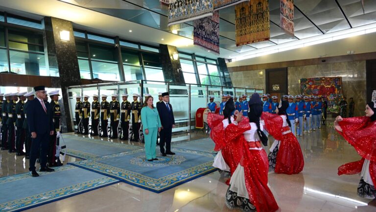 Presiden Republik Peru, Dina Ercilia Boluarte Zegarra, tiba di Indonesia pada Minggu sore, 10 Agustus 2025, untuk memulai rangkaian kunjungan kenegaraan. Foto: BPMI Setpres/Muchlis Jr