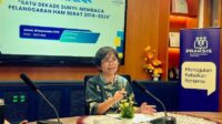 Peneliti utama Sri Palupi saat memaparkan hasil kajian dalam diskusi rutin Forum Praksis ke-13 di Jakarta, pada Jumat (26/09/2025). Kali ini forum tersebut terselenggara berkat kerjasama antara PRAKSIS (Pusat Riset dan Advokasi Serikat Jesus) dengan IKAD (Ikatan Alumni STF Driyarkara). Foto : Baskara Tulus/ Praksis
