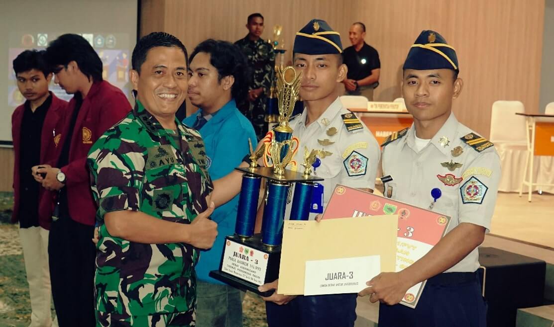 Aster Pangkoarmada III, Kolonel Laut (P) Bayu Dwi Wicaksono, S.T., M.Tr.Hanla., M.M. menghadiri Grand Final Debat Kebangsaan Tingkat Mahasiswa dalam rangka memperingati HUT ke-80 TNI, yang digelar oleh Komando Resor Militer (Korem) 181/Praja Vira Tama di Aula Bank Mandiri, Sorong, pada Sabtu, (27/9/2025). Foto: Dispen Koarmada III