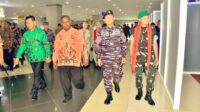 Pangkoarmada III Laksda TNI H. Krisno Utomo, PSC(j)., MA., MMS., CHRMP., menyambut langsung kedatangan Danrem 181/PVT Kolonel Inf Slamet Riadi, S.I.P., beserta ibu dan rombongan di Bandar Udara Domine Eduard Osok (DEO) Sorong, pada Kamis, (4/9/2025). Foto: istimewa