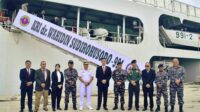 Satuan Tugas (Satgas) Port Visit TNI Angkatan Laut tiba di Port Moresby, Papua New Guinea (PNG) dan mendapat sambutan langsung dari Duta Besar Republik Indonesia untuk Papua New Guinea, Bapak Andriana Supandi, bersama jajaran staf KBRI Port Moresby di Dermaga Lama T-Wharf, pada Minggu, (14/9/2025) pagi. Foto: Dispen Koarmada III