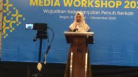 Esti Sasanti P Kepala Direktorat Pengawasan Bank Syariah 1 Otoritas Jasa Keuangan (OJK), Esti Sasanti P saat memaparkan materi berjudul “Arah Industri Syariah 2026” di media workshop 2025 bertema 'Wujudkan Keberlanjutan Penuh Berkah' di Bogor, Jawa Barat pada Jumat, (31/10/2025). Foto: pelita.co.id/Mulyono Sri Hutomo