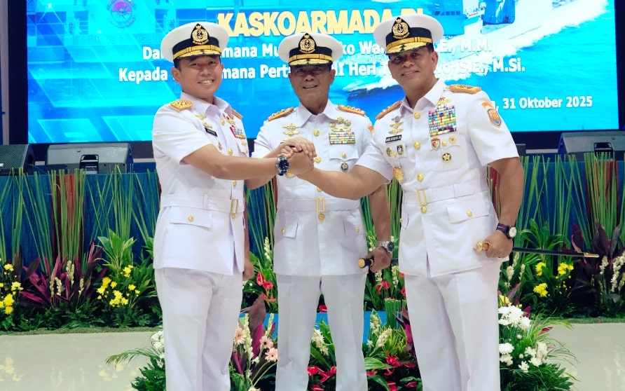 Pangkoarmada RI Laksdya TNI Dr. Denih Hendrata, S.E., M.M., pada upacara Serah Terima Jabatan (Sertijab) Panglima Koarmada III dari Laksda TNI Dr. Hudiarto Krisno Utomo, P.S.C.(j)., M.A., M.MS., CHRMP., kepada Laksda TNI Dato Rusman SN, S.E., M.Si., M.Tr. Opsla., pada Jumat, (31/10/2025) di GOR O.B. Syaaf, Markas Koarmada RI, Jakarta Pusat. Foto: Dispen Koarmada III