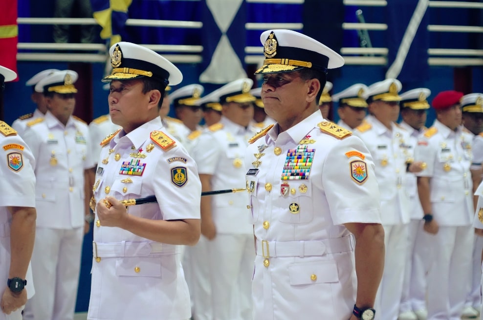 Laksda TNI Dato Rusman Resmi Jabat Pangkoarmada III, Lanjutkan Kepemimpinan Koarmada III Upacara Serah Terima Jabatan (Sertijab) Panglima Koarmada III dari Laksda TNI Dr. Hudiarto Krisno Utomo, P.S.C.(j)., M.A., M.MS., CHRMP., (kanan) kepada Laksda TNI Dato Rusman SN, S.E., M.Si., M.Tr. Opsla., (kiri) pada Jumat, (31/10/2025) di GOR O.B. Syaaf, Markas Koarmada RI, Jakarta Pusat. Foto: Dispen Koarmada III