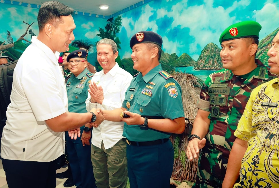 PANGLIMA KOARMADA III HADIRI PENYAMBUTAN KUNKER KOMISI IV DPR RI DI PROVINSI PBD (2) Komandan Satuan Kapal Ranjau (Dansatran) Koarmada III, Kolonel Laut (P) Ferry Kurniawan, M.Han. mewakili Panglima Komando Armada III Laksamana Muda TNI Dr. Hudiarto Krisno Utomo, P.S.C.(j)., M.A., M.M.S., CHRMP, menyambut anggota Komisi IV DPR RI di Bandara Domine Eduard Osok (DEO) Kota Sorong, Provinsi Papua Barat Daya pada Kamis, (30/10/2025). Foto: istimewa