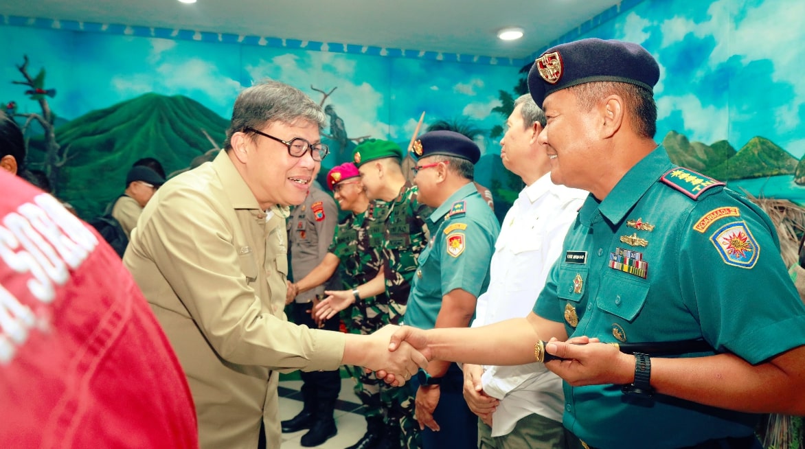 Komandan Satuan Kapal Ranjau (Dansatran) Koarmada III, Kolonel Laut (P) Ferry Kurniawan, M.Han. mewakili Panglima Komando Armada III Laksamana Muda TNI Dr. Hudiarto Krisno Utomo, P.S.C.(j)., M.A., M.M.S., CHRMP, menyambut anggota Komisi IV DPR RI di Bandara Domine Eduard Osok (DEO) Kota Sorong, Provinsi Papua Barat Daya pada Kamis, (30/10/2025). Foto: istimewa