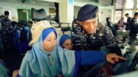 Siswa SDIT Al Izzah Sorong Kunjungi KRI WSH-991, Tumbuhkan Semangat Cinta Tanah Air Sejak Dini 87 siswa-siswi Yayasan SDIT Al Izzah Sorong bersama para guru pendamping melaksanakan kunjungan edukatif ke KRI dr. Wahidin Sudirohusodo-991 (WSH-991) yang berada di bawah jajaran Koarmada III, pada Rabu, (15/10/2025). Foto: Dispen Koarmada III