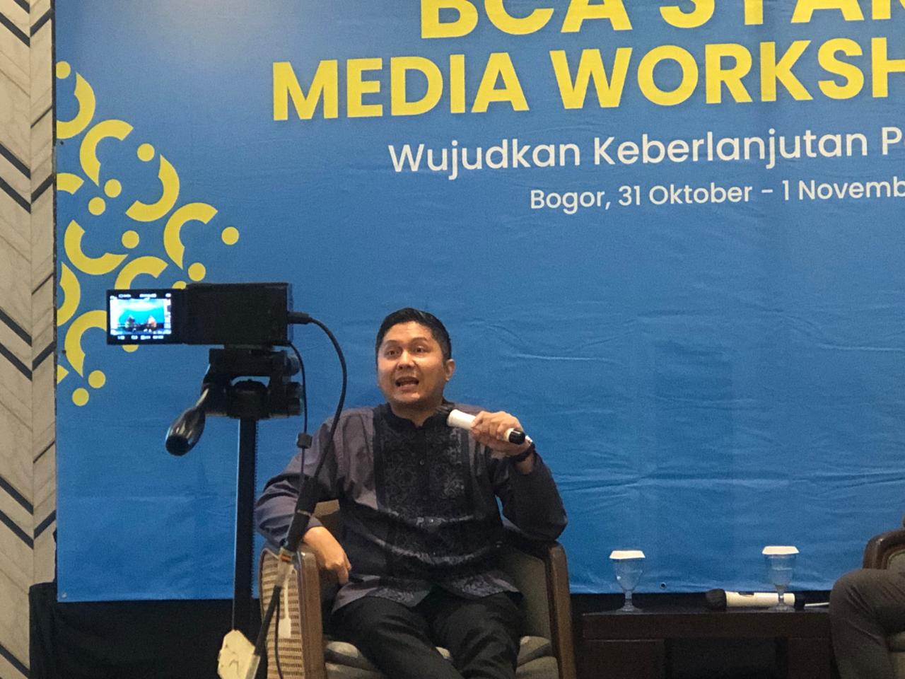 Direktur Infrastuktur Ekosistem Syariah Komite Nasional Ekonomi dan Keuangan Syariah (KNEKS), Sutan Emir Hidayat memaparkan materi “Update Terkini Ekosistem Syariah di Indonesia”. Foto: pelita.co.id/Mulyono Sri Hutomo