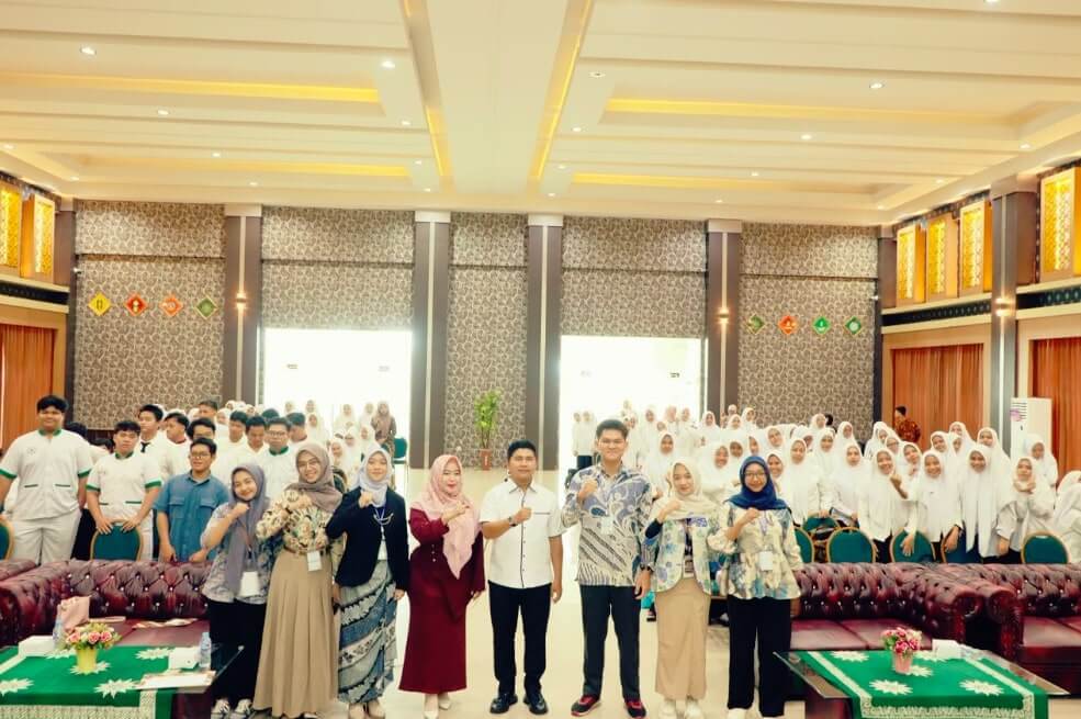 Tenaga Ahli Menteri Usaha Mikro, Kecil, dan Menengah Republik Indonesia RI, Ajie Kurniawan S. Kep., Ners., MMR. dalam Diskusi Publik Institut Teknologi dan Kesehatan Muhammadiyah Kalimantan Barat dengan tema : "Anak Muda Penggerak Ekonomi" di hadapan ratusan mahasiswa dari Program Studi Keperawatan, Bioteknologi, dan Administrasi Kesehatan, di Kubu Raya Kalimantan Barat pada Minggu, (16/11/2025). Foto: istimewa
