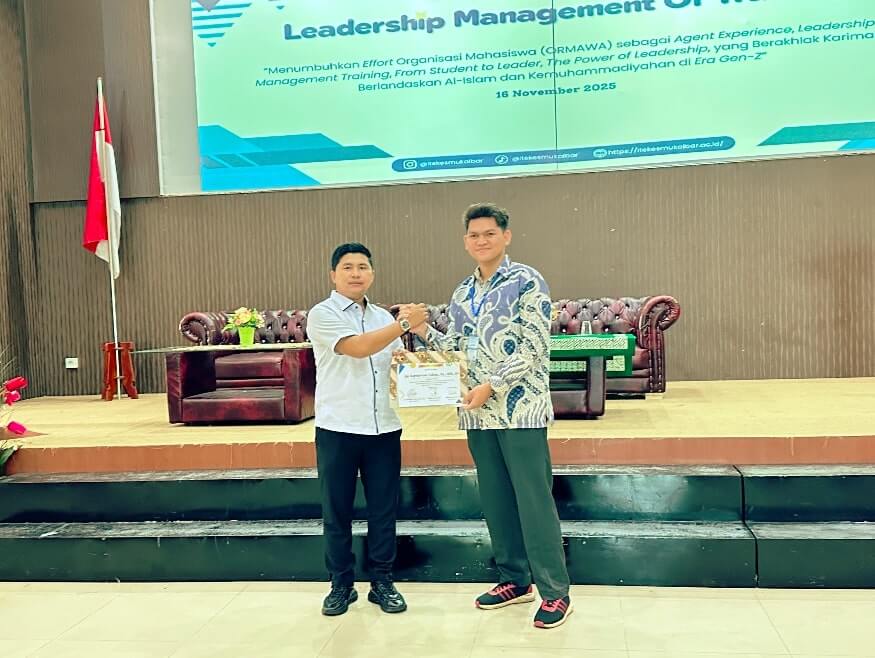 Tenaga Ahli Menteri Usaha Mikro, Kecil, dan Menengah Republik Indonesia RI, Ajie Kurniawan S. Kep., Ners., MMR. dalam Diskusi Publik Institut Teknologi dan Kesehatan Muhammadiyah Kalimantan Barat dengan tema : "Anak Muda Penggerak Ekonomi" di hadapan ratusan mahasiswa dari Program Studi Keperawatan, Bioteknologi, dan Administrasi Kesehatan, di Kubu Raya Kalimantan Barat pada Minggu, (16/11/2025). Foto: istimewa