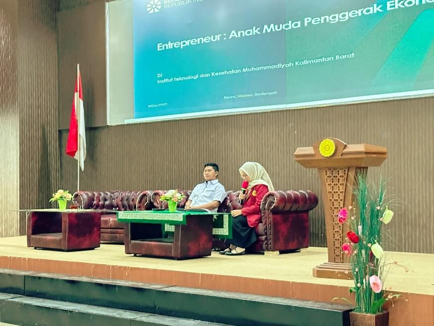 Tenaga Ahli Menteri Usaha Mikro, Kecil, dan Menengah Republik Indonesia RI, Ajie Kurniawan S. Kep., Ners., MMR. dalam Diskusi Publik Institut Teknologi dan Kesehatan Muhammadiyah Kalimantan Barat dengan tema : "Anak Muda Penggerak Ekonomi" di hadapan ratusan mahasiswa dari Program Studi Keperawatan, Bioteknologi, dan Administrasi Kesehatan, di Kubu Raya Kalimantan Barat pada Minggu, (16/11/2025). Foto: istimewa