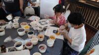 BCA Syariah Gelar Workshop Lukisan Kain Marmer Hasil Daur Ulang (2) Kegiatan workshop “Lukisan Kain Marmer Hasil Daur Ulang” di Bogor, Jawa Barat pada Sabtu, (1/11/2025). Foto: istimewa