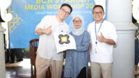 BCA Syariah Gelar Workshop Lukisan Kain Marmer Hasil Daur Ulang Vice President Environment & Social Sustainability, Corporate Communication and Secretary BCA Syariah, M. Fikri Hudaya (kanan) bersama desainer Adrie Basuki (kiri) dan jurnalis peserta saat membuka kegiatan workshop “Lukisan Kain Marmer Hasil Daur Ulang” di Bogor, Jawa Barat pada Sabtu, (1/11/2025). Foto: istimewa