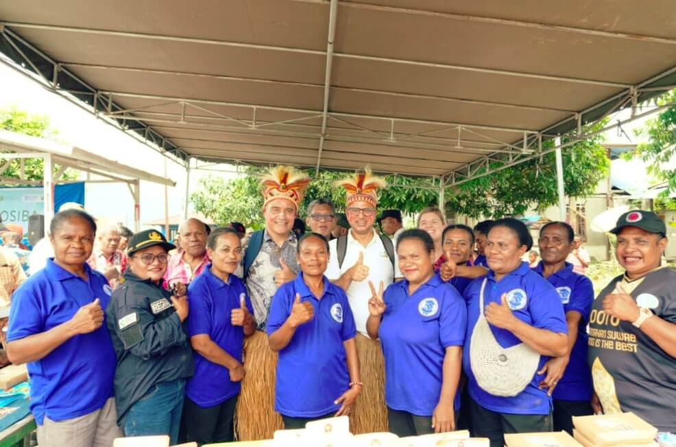 Duta Besar Selandia Baru untuk Indonesia Phillip Taula dan Perwakilan FAO di Indonesia dan Timor-Leste Rajendra Aryal Bersama perempuan adat Babrongko dalam Festival Sagu yang memamerkan ragam inovasi pengolahan sagu pada Rabu, (19/11/2025). Foto: FAO/Theresa Siahaan