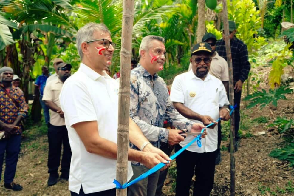 Duta Besar Selandia Baru untuk Indonesia Phillip Taula (tengah) dan Perwakilan FAO di Indonesia dan Timor-Leste Rajendra Aryal bersama Bupati Jayapura Yunus Wonda meresmikan rumah produksi sagu di Desa Babrongko, Sentani, Jayapura pada Rabu, (19/11/2025). Foto: FAO/Theresa Siahaan